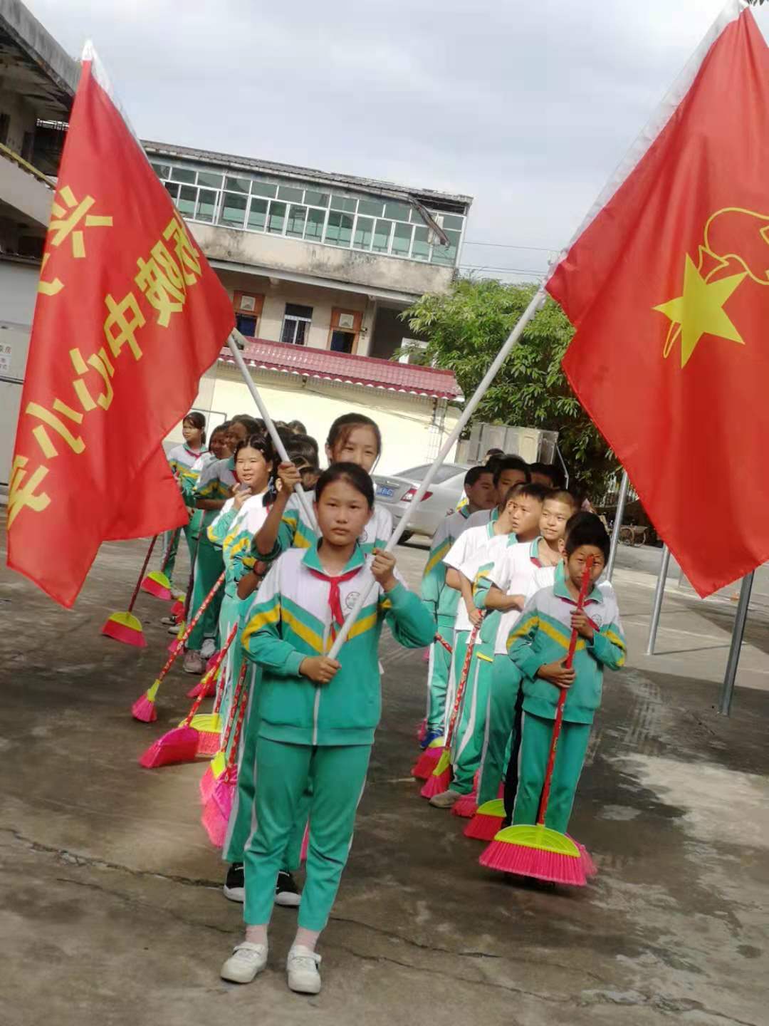 坜小学生为康乐园打扫卫生